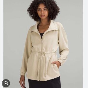 🍋 Lululemon Softstreme
Cinch-Waist Jacket in Trench size 10. EUC. No size tags